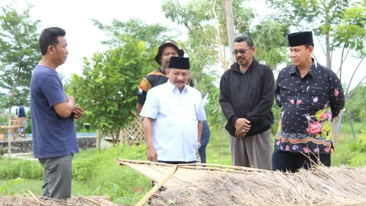 Bupati Situbondo Karna Suwindi (Baju Putih) tinjau destinasi wisata Karang Kene yang pora poranda dihantam angin puting beliung (Istimewa)