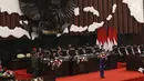 Presiden Joko Widodo membungkukan badan ke arah anggota dewan sebelum menyampaikan Pidato Kenegaraan pada Sidang Tahunan MPR 2019 di Kompleks Parlemen, Senayan, Jakarta, Jumat (16/8/2019). Jokowi akan menyampaikan pidato dalam tiga sesi dengan tema yang berbeda. (Liputan6.com/Johan Tallo)