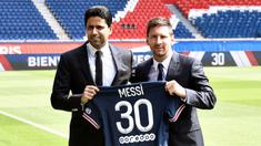Lionel Messi resmi bergabung dengan Paris Saint-Germain dengan nomor punggung 30. Nomor ini sebenarnya pernah dipakai oleh La Pulga di awal karienya bersama Barcelona. Messi bergabung dengan PSG dengan berstatus bebas transfer. (Foto: AFP/Stephane De Sakutin)