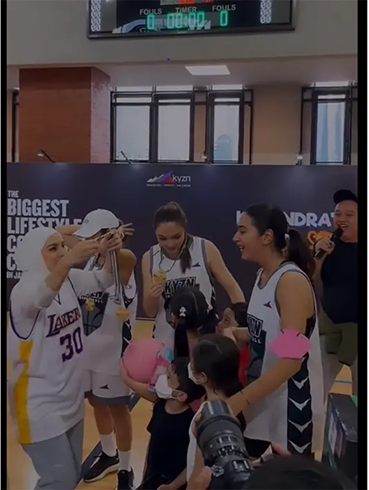 Tya yang punya acara mengalungkan medali kepada para pemain yang ikut tanding basket. "Seseruaaan, happy happy, gak butuh jagonya, tapi seneng-senangnya dan dapat sehatnya bareng-bareng," tulis Tya Ariestya. [Instagram/reisabrotoasmoro]