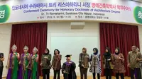 Wali Kota Surabaya Tri Rismaharini menerima gelar Doktor Honoris Causa oleh Tongmyong Univercity, Busan, Korea Selatan (Korsel). (Foto: Liputan6.com/Dian Kurniawan)