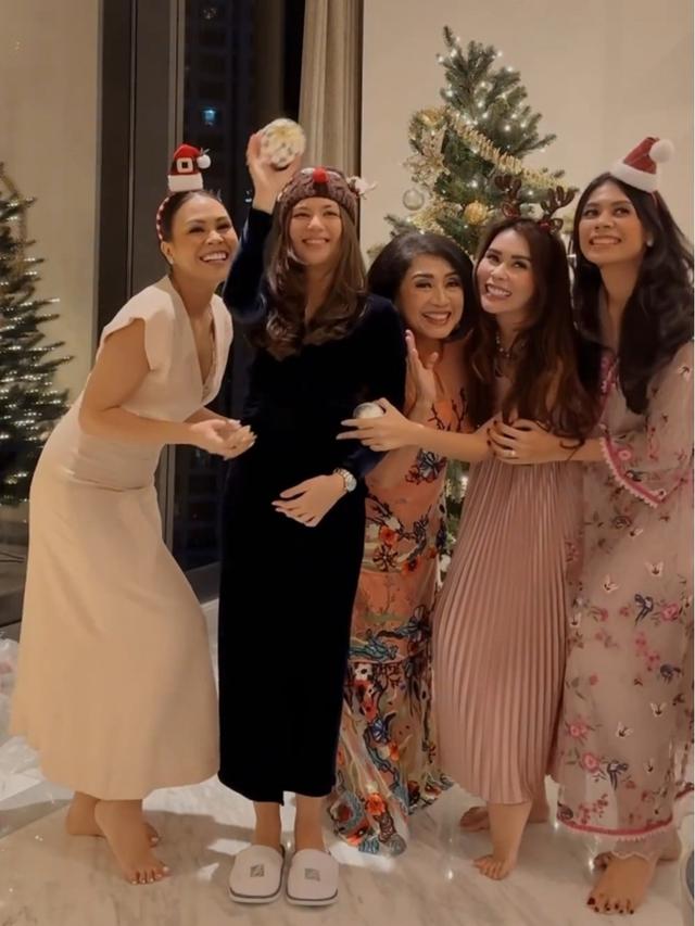 6 Potret Keseruan Jessica Mila Hias Pohon Natal Bareng Kakak Ipar dan Mertua