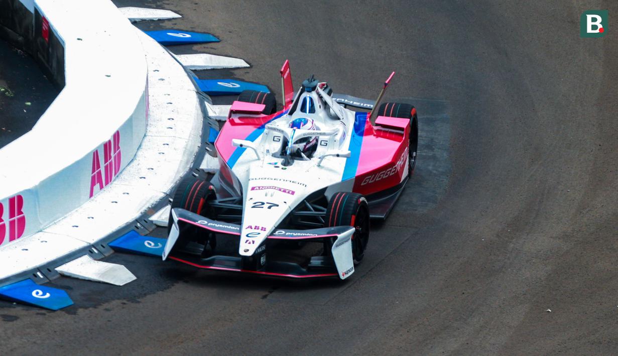 Pembalap Andretti Formula E, Jake Dennis memacu mobilnya dalam sesi kualifikasi Formula E yang berlangsung di Sirkuit Internasional e-Prix, Ancol, Jakarta, Sabtu (21/06/2025) WIB. (Bola.com/M Iqbal Ichsan)
