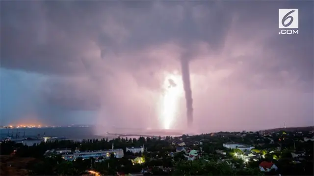 Detik-detik rekaman angin twister melewati area Crimea.