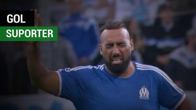 Berita video suporter bernama Kamel Zaroual menciptakan gol dengan berlari dari tengah lapangan saat laga Marseille melawan Toulouse dalam lanjutan Ligue 1 2017-2018.