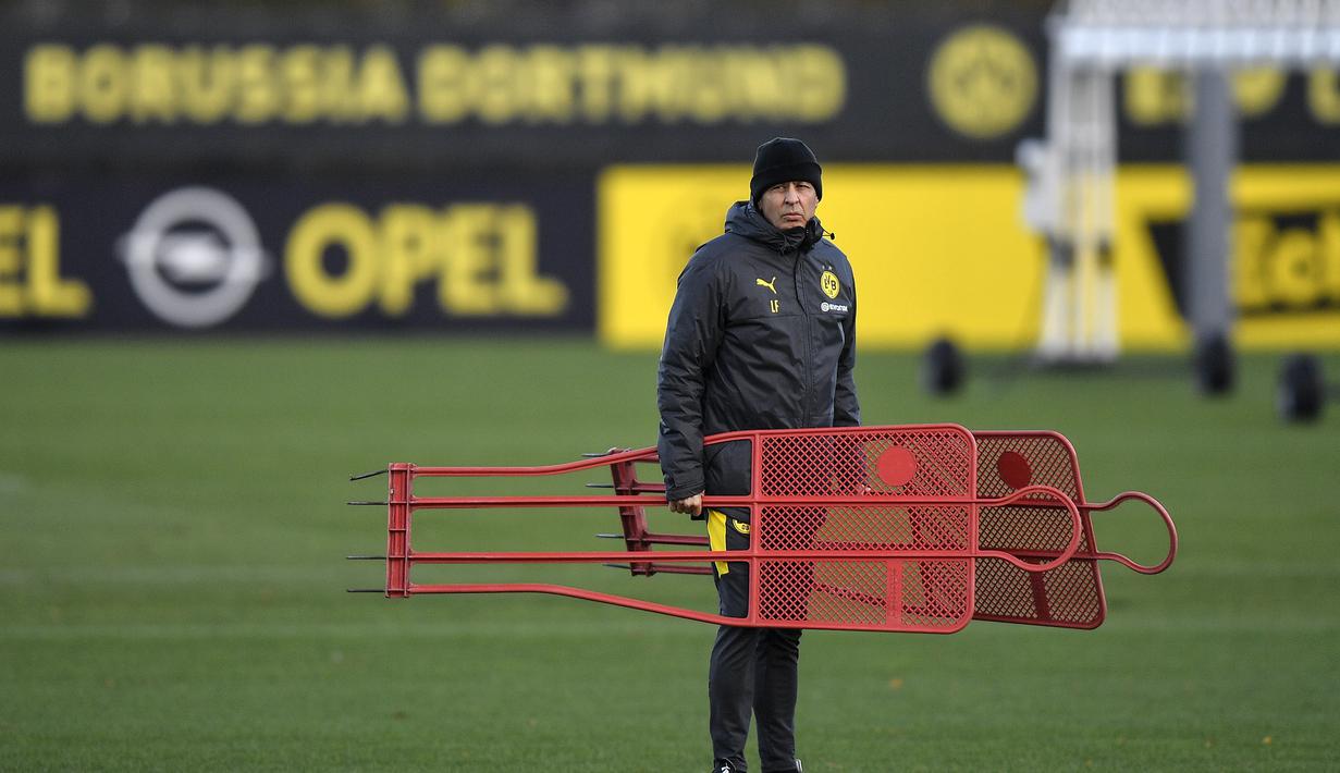 Pelatih Borrusia Dortmund, Lucien Favre melakukan persiapan selama sesi latihan di tempat latihan di Dortmund, Jerman, Selasa (3/11/2020). Dortmund akan bertanding melawan Club Brugge pada grup F Liga Champions di Jan Breydel Stadion, Belgia. (AP Photo/Martin Meissner)
