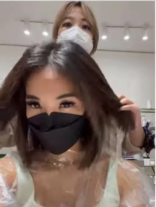 <p>Gisella Anastasia terlihat lebih segar dan awet muda dengan rambut barunya. </p>