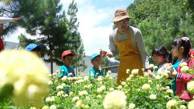 Penjelasan pemandu kepada pengunjung anak-anak. (dok. Rumah Atsiri Indonesia/Novi Thedora)