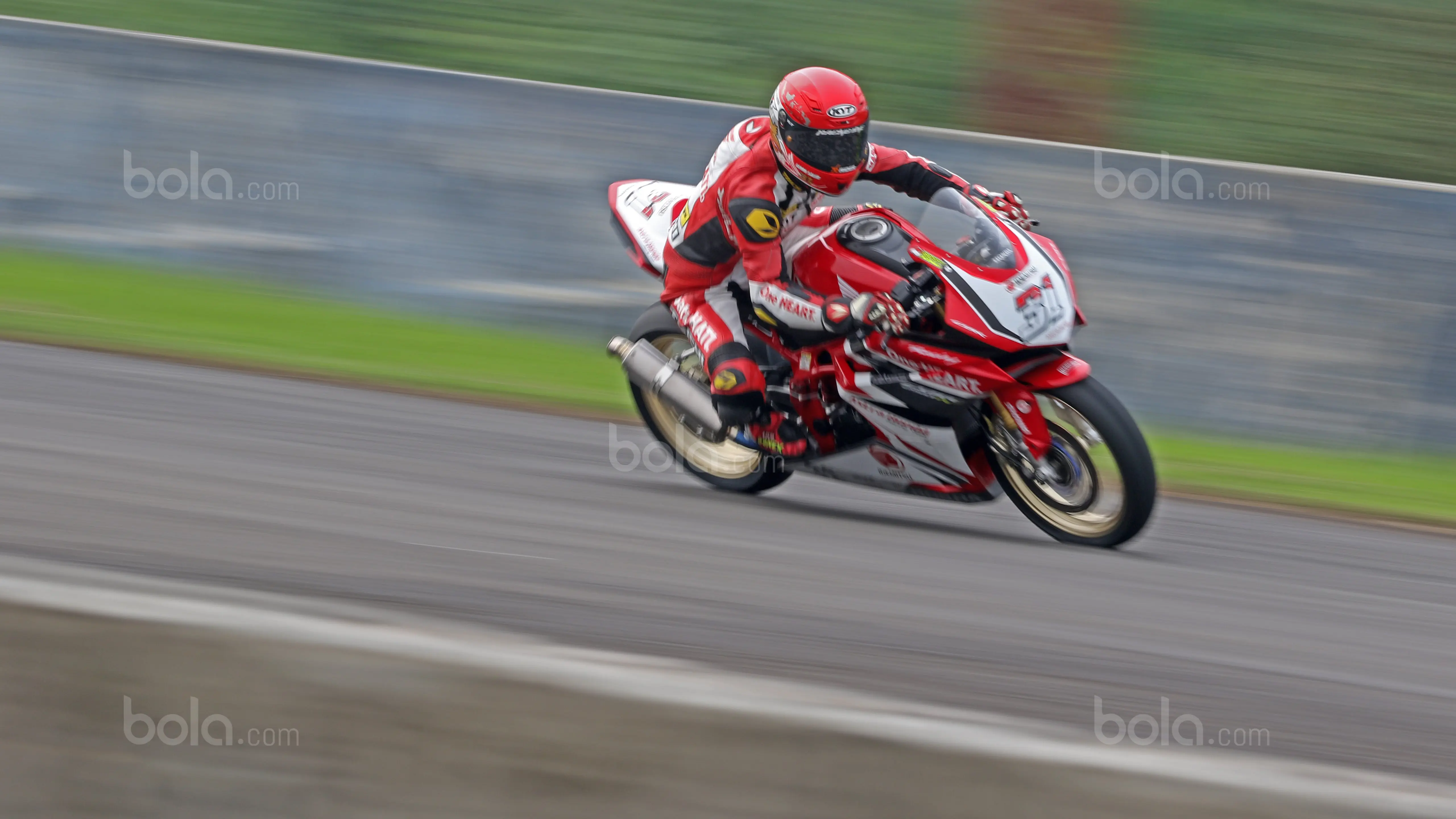 Pebalap Indonesia, Gerry Salim beraksi pada kelas 250cc pada ajang balap Asia Road Racing Championship di Sentul International Circuit, Bogor (13/8/2017). Gerry berhasil menjuarai nomor 250cc. (Bola.com/Nicklas Hanoatubun)
