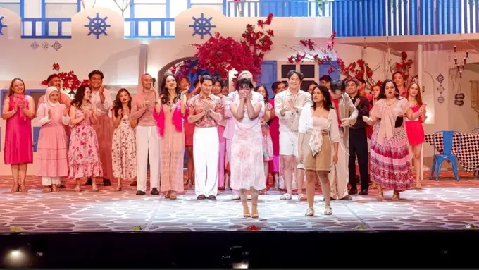 Tangis dan Tawa di Kisah Ibu dan Anak Mamma Mia! The Musical Re-run 2025