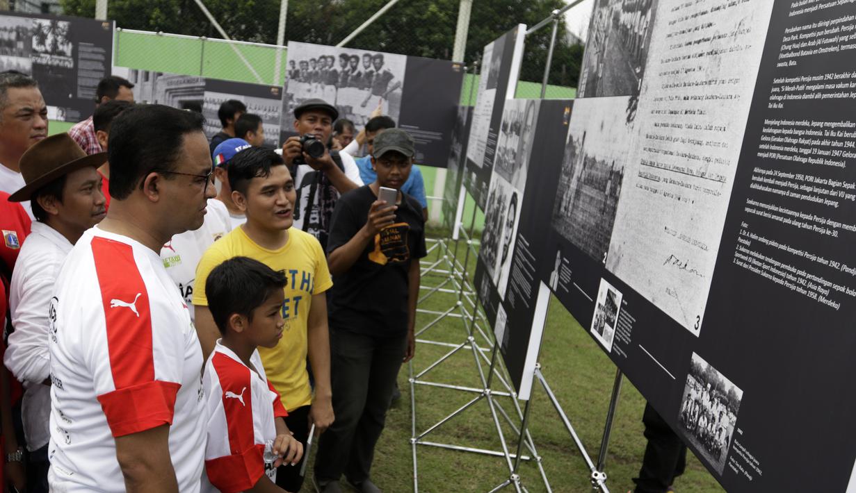 Gubernur DKI Jakarta, Anies Baswedan, melihat pameran sejarah MH Thamrin di lapangan VIJ, Petojo, Jakarta, Sabtu (16/2). Acara ini rangkaian dari Festival 125 Tahun MH Thamrin. (Bola.com/Yoppy Renato)