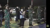 Menlu Retno menyambut kedatangan WNI evakuasi dari Afghanistan. (Screen Grab)