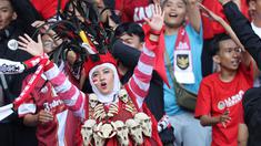 Suporter wanita bernyanyi saat Timnas Indonesia menghadapi Irak pada laga Grup F putaran kedua Kualifikasi Piala Dunia 2026 zona Asia di Stadion Utama Gelora Bung Karno (SUGBK), Senayan, Jakarta, Kamis (6/6/2024). (Bola.com/M Iqbal Ichsan)