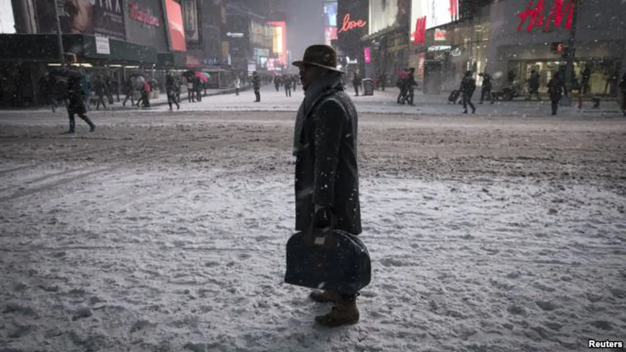 Suasana di Times Square, kawasan Manhattan, New York, saat dilanda salju Senin 26 Januari 2015 malam. (Reuters)