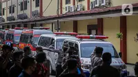 Sejumlah ambulans yang membawa jenazah korban kebakaran Lapas Kelas I Tangerang tiba di RS Polri Kramat Jati, Jakarta, Rabu (8/9/2021). Sebanyak 41 warga binaan tewas akibat kebakaran yang terjadi di Blok C 2 Lapas Kelas I Tangerang. (Liputan6.com/Faizal Fanani)