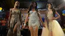 Kontestan waria asal Somalia (kiri), Kosovo (tengah) dan India bersaing di ajang Miss Universe Gay 2017 di Medellin, Kolombia (5/2). (Raul Arboleda / STR / AFP)