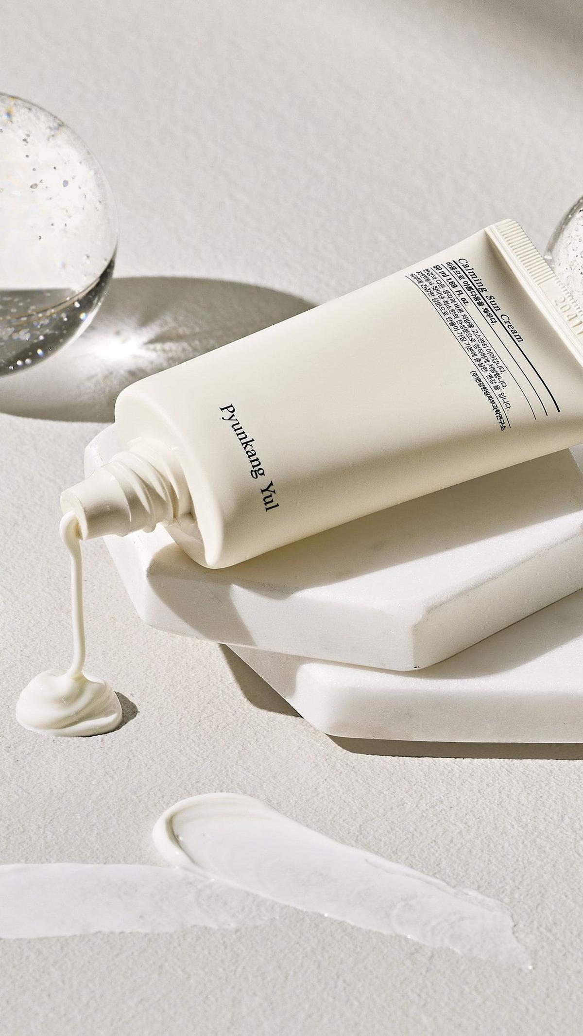 6. Hindari Skincare yang Mengandung Pewangi, Pewarna, dan Bahan Bersifat Asam untuk Menghindari Iritasi<br>