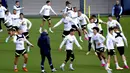 Sejumlah pemain Manchester City melakukan latihan menjelang laga semifinal Liga Champions 2022/2023 melawan Real Madrid di Manchester City training ground, Manchester, Inggris, Rabu (16/05/2023) waktu setempat. (AP Photo/PA/Martin Rickett)