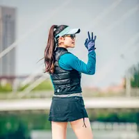 Weighted vest dapat membuat aktivitas berjalan terasa lebih menantang karena tubuh harus membawa beban tambahan. (Foto/Dok: Pexels)