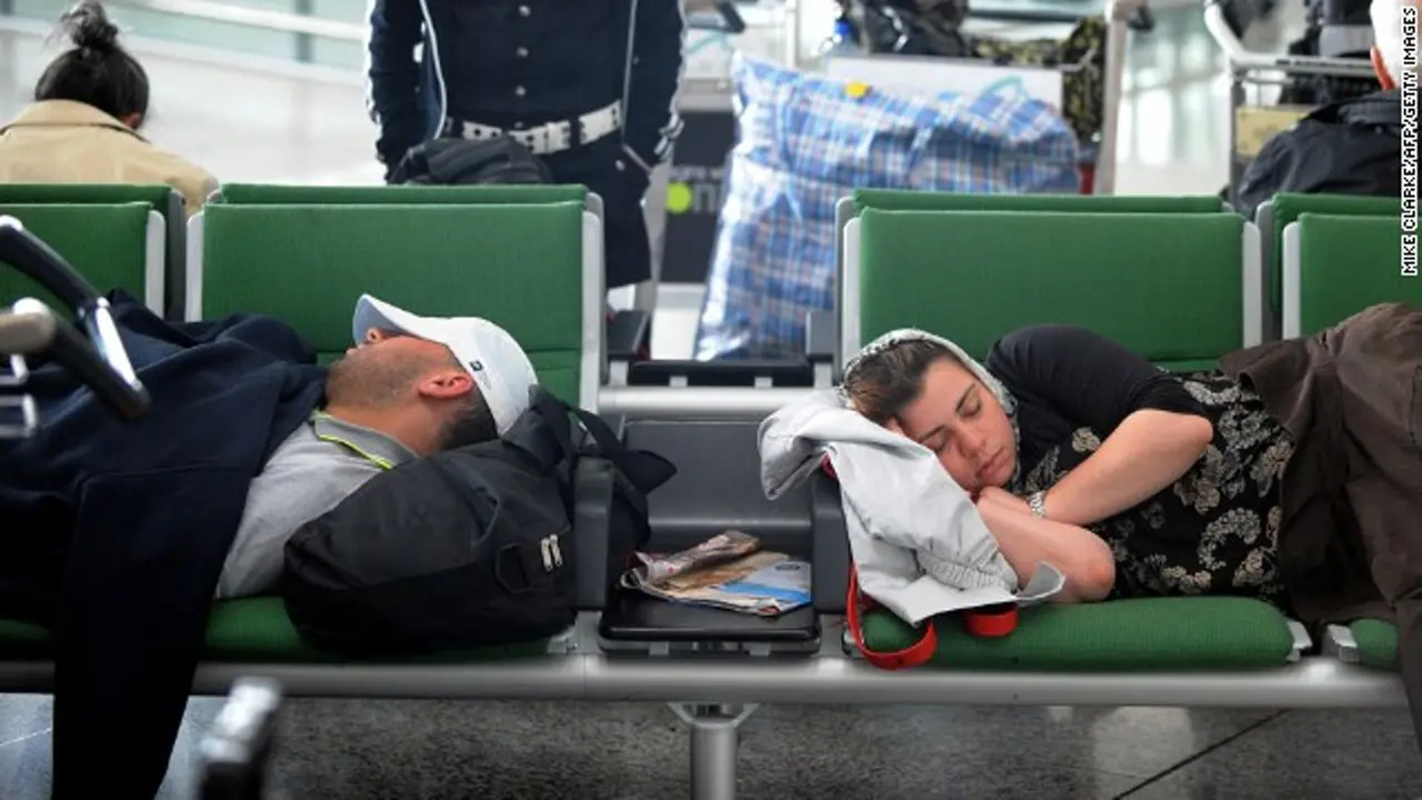 Tidur di Bandara, Sepatu Pria Ini Dibuang ke Tong Sampah!