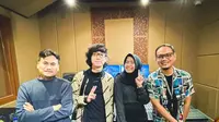 Eka Gustiwana dan Inas Hafizhah berpose bersama di sela produksi jingle Wonderful Indonesia. (dok. Instagram @hafizhahinas/https://www.instagram.com/p/CxLbLzbvbb-/?img_index=1/Dinny Mutiah)