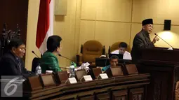 Ketua BK DPD AM Fatwa membacakan surat resmi pemberhentian Irman Gusman saat sidang paripurna luar biasa, Jakarta, Selasa (20/9). Irman ditangkap KPK di rumah dinasnya di Jalan Denpasar, Jaksel, Sabtu (17/9) dini hari. (Liputan6.com/Helmi Afandi)