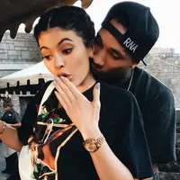 Tyga dikabarkan menunggak pajak hingga hampir 13 miliar rupiah saat mengecani Kylie Jenner. (Urban Islandz)