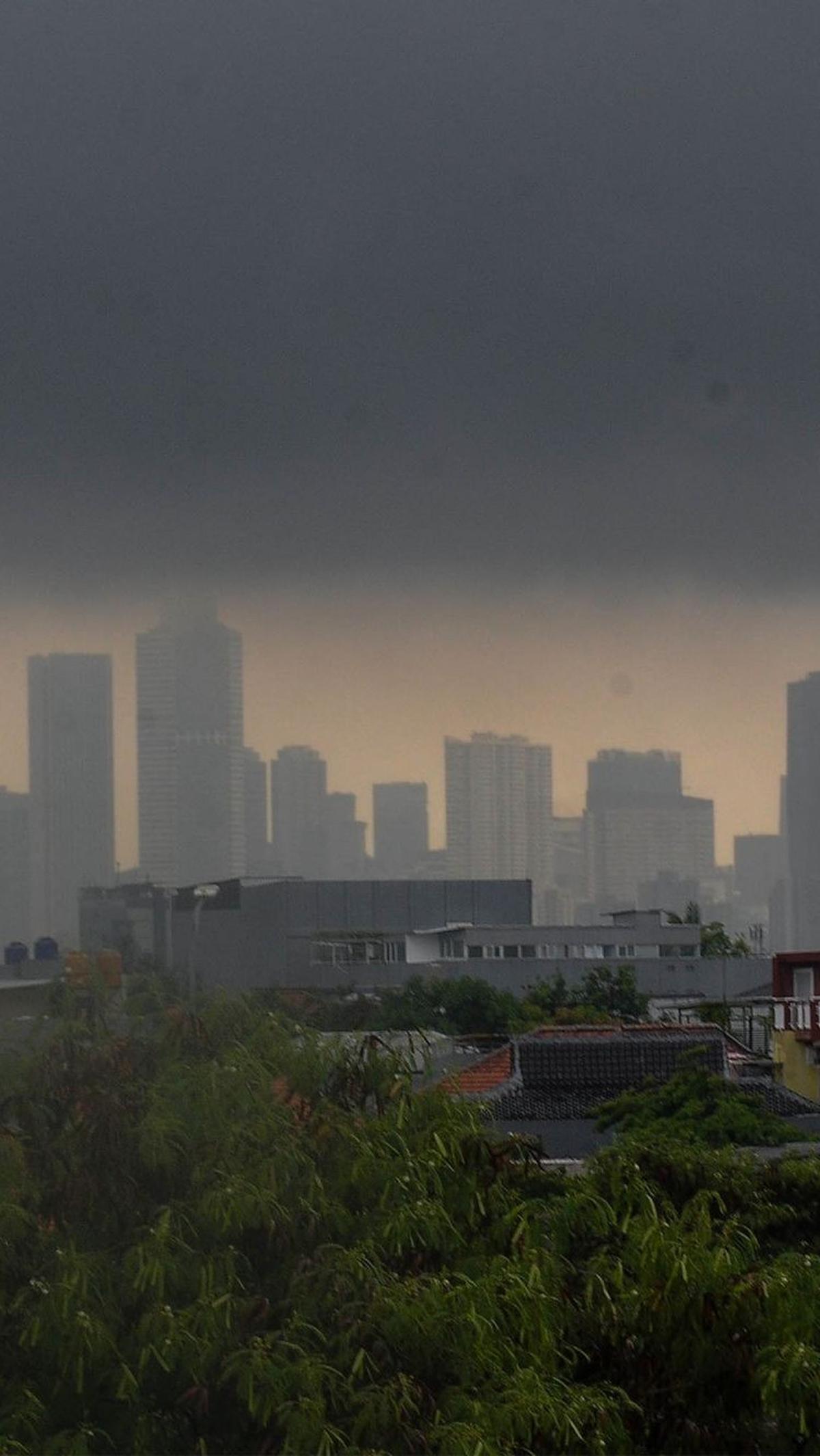 BMKG mengungkap beberapa fenomena atmosfer jadi pemicu cuaca ekstrem ini, di antaranya sebagai berikut:<br>(Foto merdeka.com / Imam Buhori)<br>