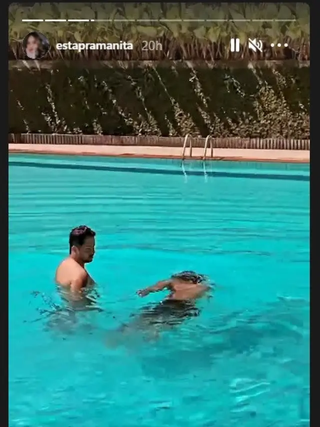 Esta menertawakan Zoul yang belajar renang