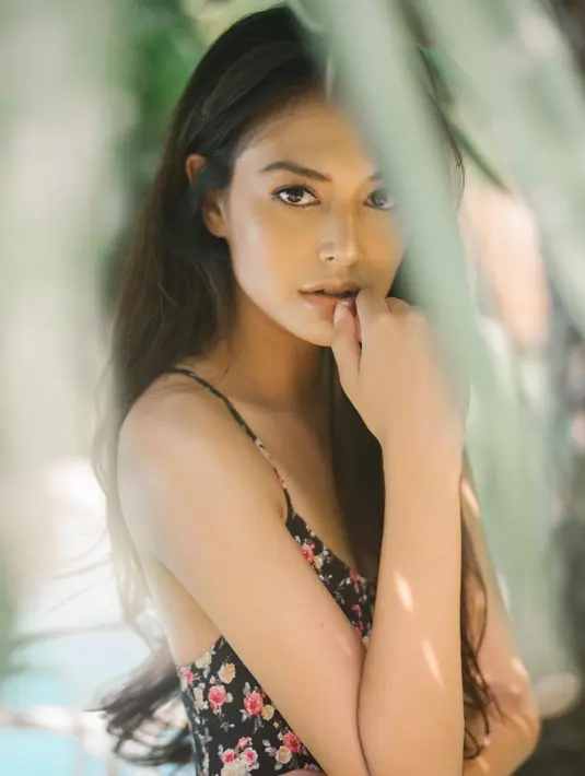 Agar tidak berlebihan, Aurelie sematkan highlighter bernuansa champagne di tulang pipi [@aurelie]