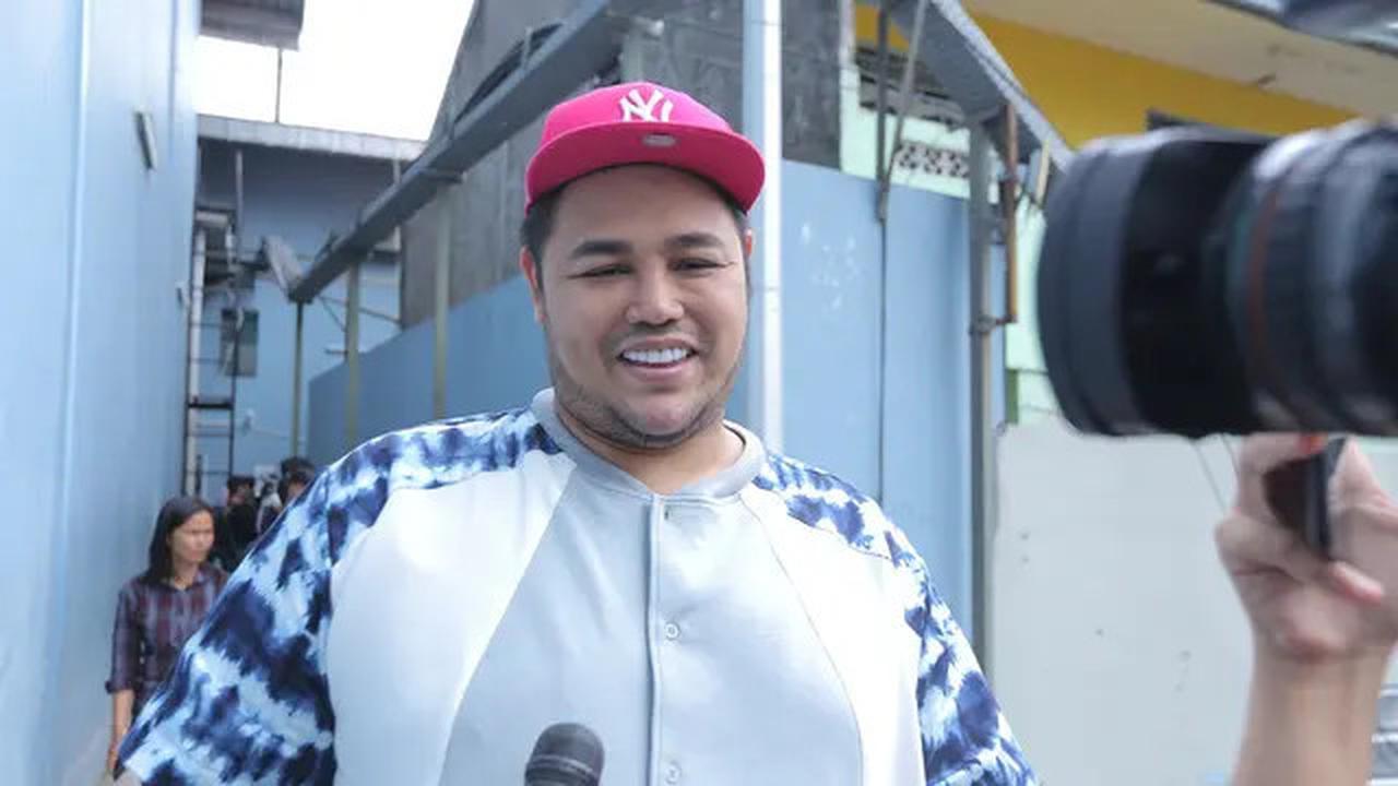 Ivan Gunawan Sujud di Kaki Ibunda Jelang Berangkat Haji 'Doa Tembus Langit