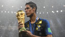 Bek Prancis Raphael Varane memegang trofi Piala Dunia setelah memenangkan pertandingan final Piala Dunia Rusia 2018 melawan Kroasia di Stadion Luzhniki di Moskow pada 15 Juli 2018. Varane termasuk dalam skuat Prancis yang menjuarai Piala Dunia 2018 yang digelar di Rusia dan trofi UEFA Nations League pada 2022-21. (AFP/FRANCK FIFE)