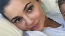 Foto yang dia unggah Kylie Jenner memotong bagian wajah Stormi. (instagram/kyliejenner)