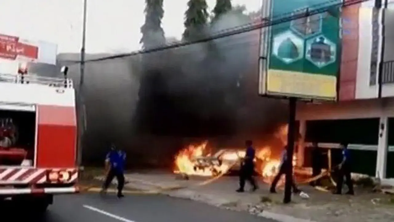 Mobil Terbakar di Jember