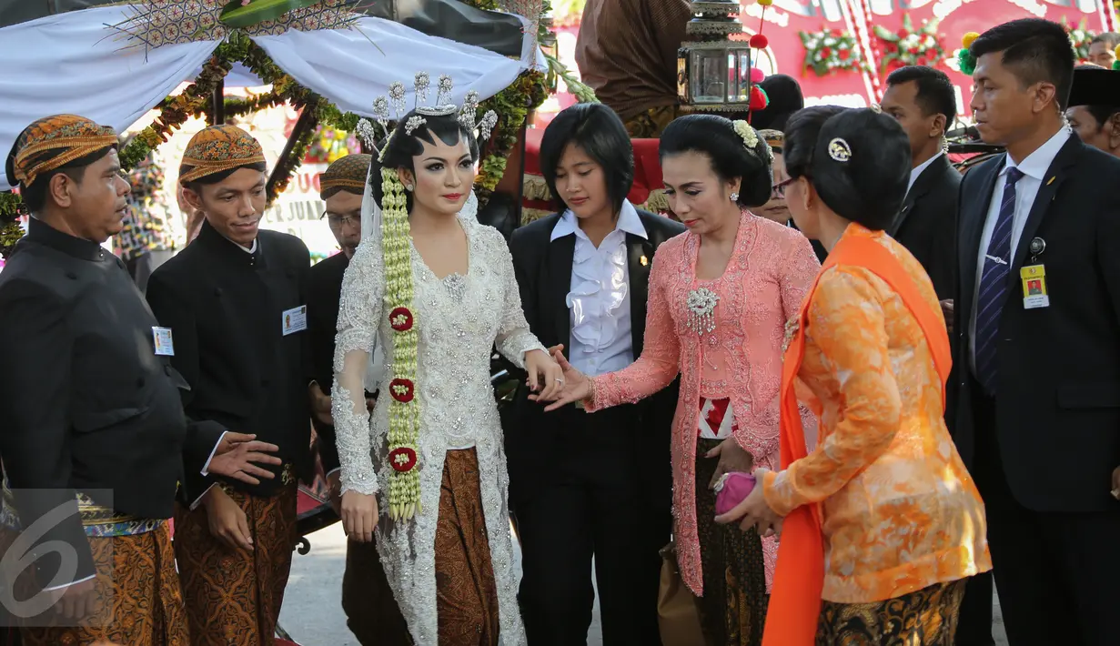 Mempelai wanita, Selvi Ananda (kebaya putih) saat tiba di tempat ijab kabul, di Graha Saba Buana untuk menjalani prosesi akad nikah dengan putra Presiden Jokowi, Gibran Rakabuming Raka, Solo, Jawa Tengah, Kamis (11/6/2015). (Liputan6.com/Faizal Fanani) 