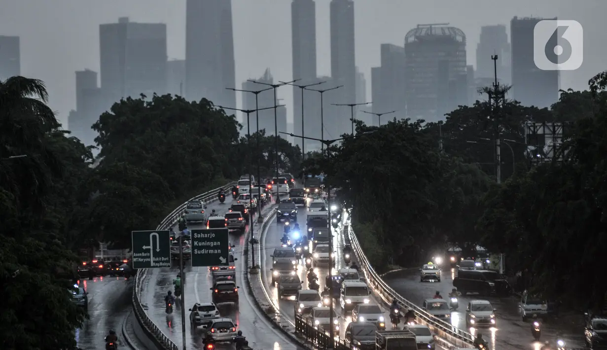 Kondisi llalu lintas saat hujan mengguyur Jakarta, Senin (26/10/2020). BPBD DKI Jakarta mengeluarkan peringatan dini cuaca berupa potensi terjadinya hujan lebat disertai petir dan angin kencang dampak dari siklon tropis Molave hingga 27 Oktober 2020. (merdeka.com/Iqbal S. Nugroho)