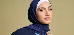 Mulai dari kemeja, celana longgar, hingga sneakers, beberapa fashion item sederhana bisa diandalkan untuk berbagai aktivitas. (Foto/Dok: UNIQLO)