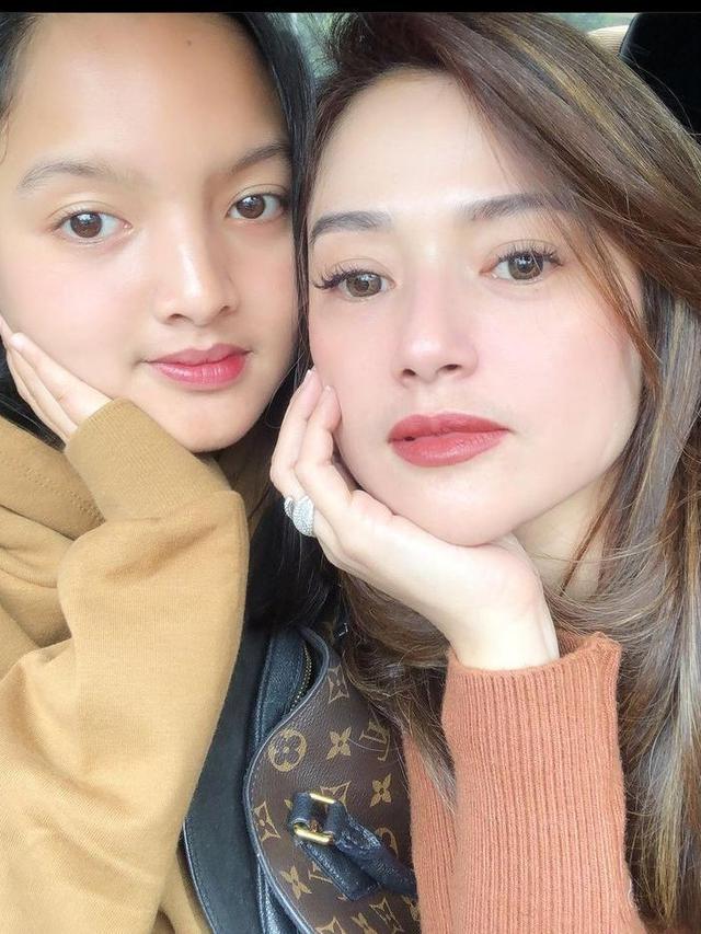 Bak Seumuran, Ini 6 Potret Kebersamaan Citra Monica dan Putrinya