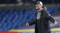 Pelatih Liverpool, Jurgen Klopp, memberikan arahan kepada anak asuhnya saat melawan Leeds United pada laga Liga Inggris di Stadion Elland Road, Senin (19/4/2021). Kedua tim bermain imbang 1-1. (Clive Brunskill/Pool via AP)