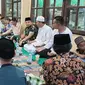 Suasana buka puasa bersama Dandim 1309 /Manado dan keluarga besar keturunan pengawal Tuanku Imam Bonjol, Jumat (5/4/2024), di Masjid Imam Bonjol, Desa Lota, Kecamatan Pineleng, Kabupaten Minahasa, Sulut. (Foto: Yoseph Ikanubun/Liputan6.com)