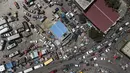 Kendaraan melewati pasar Petion-Ville di Port-au-Prince, empat hari setelah pembunuhan Presiden Haiti Jovenel Moise, Minggu (11/7/2021). Sebelumnya, Presiden Haiti Jovenel Moise tewas dibunuh dalam serangan di kediaman pribadinya, pada Rabu 7 Juli 2021 dini hari. (AP Photo/Matias Delacroix)