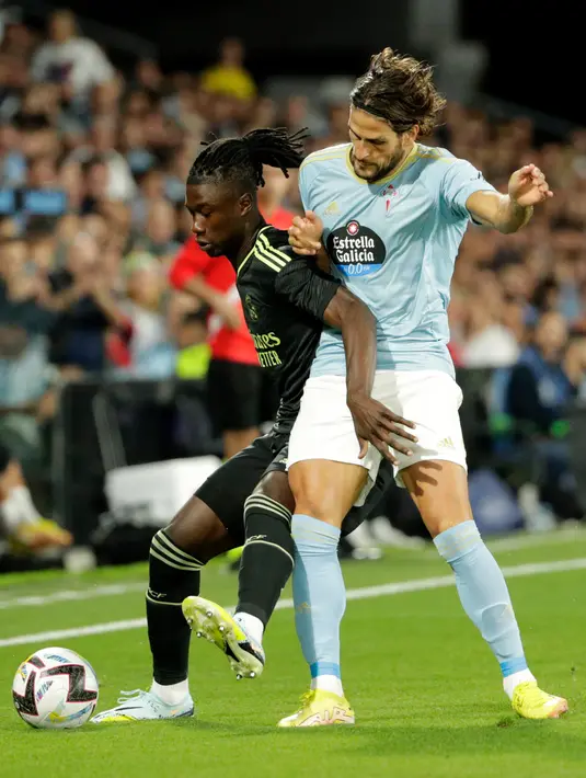 Pemain Real Madrid Eduardo Camavinga (kiri) berduel memperebutkan bola dengan pemain Celta Vigo Goncalo Paciencia pada pertandingan sepak bola La Liga Spanyol di Stadion Balaidos, Vigo, Spanyol, 20 Agustus 2022. Real Madrid menang 4-1. (AP Photo/Lalo R. Villar)