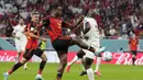 Timnas Belgia gantian mendapat peluang emas pada menit ke-24. Sepakan Michy Batshuayi dari dalam kotak penalti masih dapat diblok pemain belakang Kanada. (AP/Natacha Pisarenko)