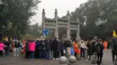 Wisatawan sedang berkumpul di depan pintu masuk Masjid Huajeu, Xian, China. Tiket masuk masjid seharga 25 Yuan sekitar Rp 50 ribu, tapi gratis untuk wisatawan muslim. (Liputan6/ Iwan Triono)