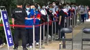 Siswa berbaris untuk memasuki sekolah untuk mengikuti hari pertama Ujian Masuk Perguruan Tinggi Nasional (NCEE), yang dikenal sebagai “Gaokao” di Beijing (7/6/2021).  (AFP/Wang Zhao)