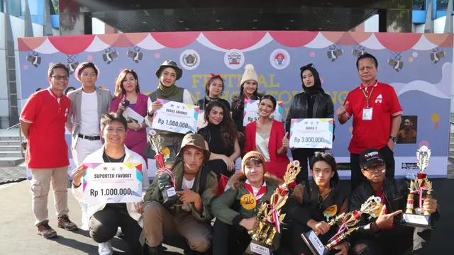 Arzeti Bilbina dan Duma Riris menjadi juri Fashion Show Piala Kemenpora dan PWI Jaya.