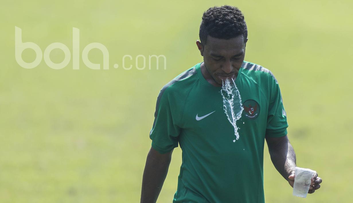 Gelandang Borneo FC, Terens Puhiri, melepas dahaga usai mengikuti seleksi Timnas Indonesia U-22 di Lapangan SPH Karawaci, Banten, Kamis (9/3/2017). (Bola.com/Vitalis Yogi Trisna)