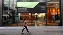 Seorang perempuan berjalan melewati tanda sewa di sebuah gedung komersial di Sydney pada Rabu (2/9/2020). Australia memasuki resesi pertama mereka sejak 1991 setelah perekonomian menyusut 7,0 persen pada kuarter kedua saat negara itu berjuang menghadapi pandemi COVID-19. (AP Photo/Rick Rycroft)