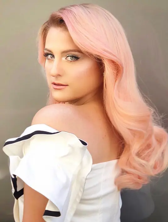 Meghan merasa menyesal bahwa ia tak menggunakan kesempatan untuk lebih mengenal Demi padahal ia pernah tampil bersama. (instagram/meghan_trainor)