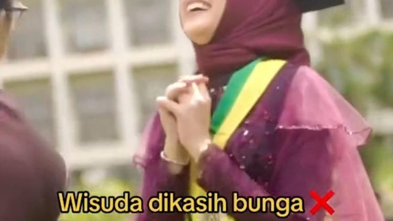 Tak seperti pria pada umumnya yang memberikan buket bunga di momen wisuda pasangannya, Danang justru sudah menyiapkan hal lain. Namun, dokter Nura juga tampak bahagia meski tak mendapat buket bunga di hari wisudanya dari Universitas Gadjah Mada (UGM).